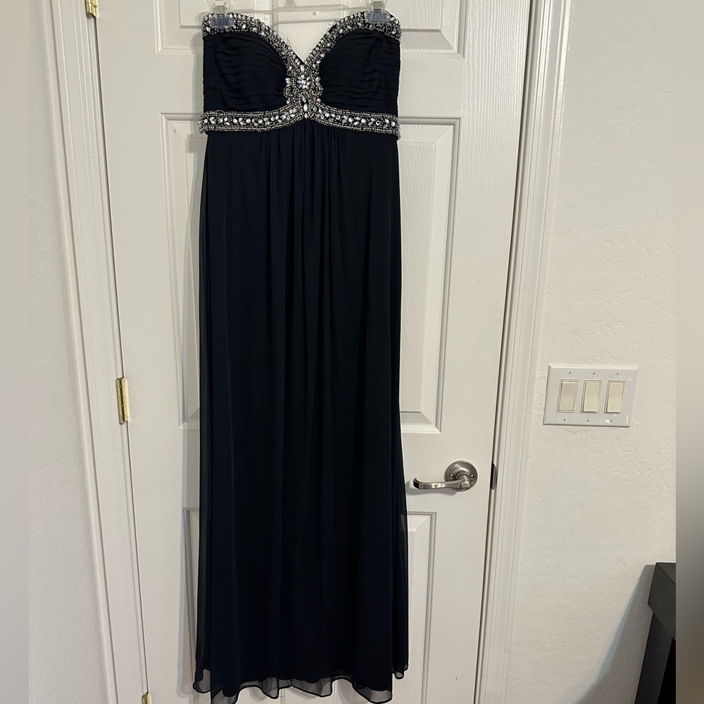 Elegant Xscape Strapless Beaded Gown – Formal Prom Dress (Size 6)
